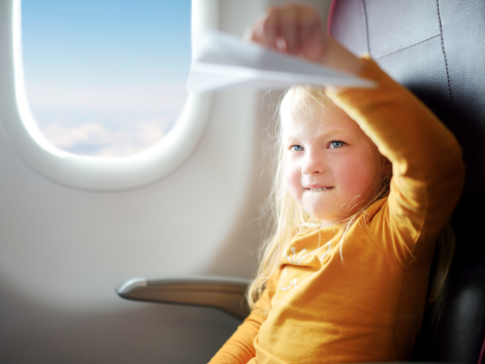 prendre avion avec enfants