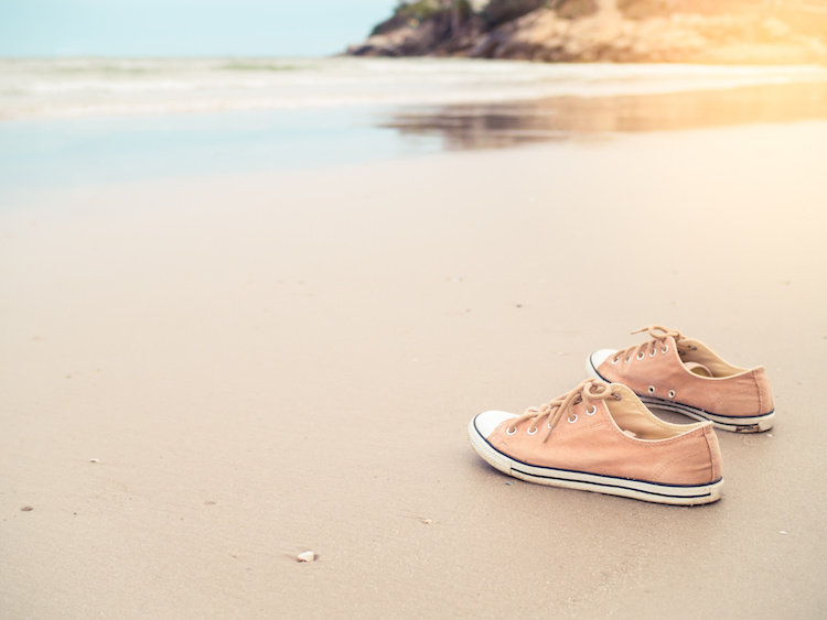 Les chaussures à éviter de porter à la plage