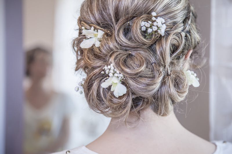 coiffure mariage chignon fleurs