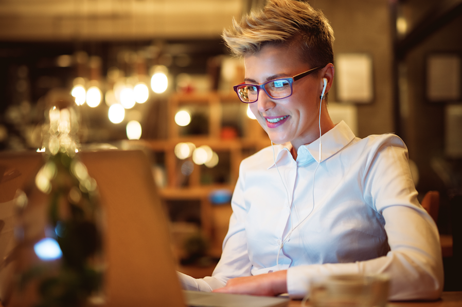 effet décoiffé femme cheveux courts