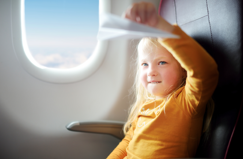 prendre avion avec enfants