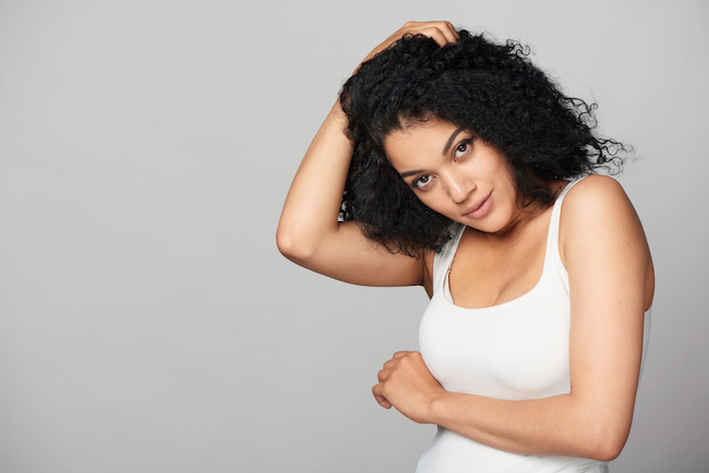 cheveux frisés femme naturel