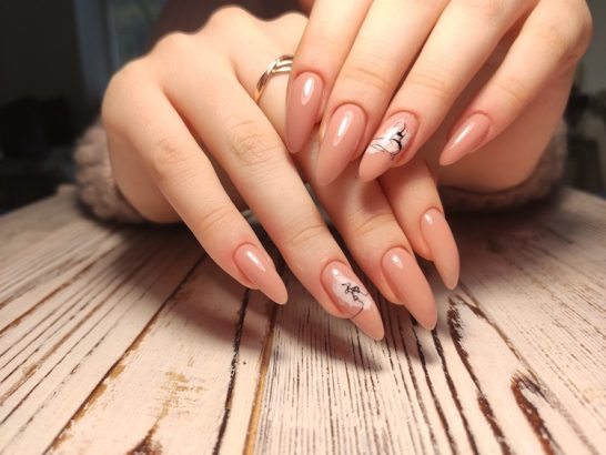 Comment coller des faux ongles sans colle