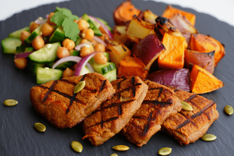 portion de seitan grillé avec légumes racines